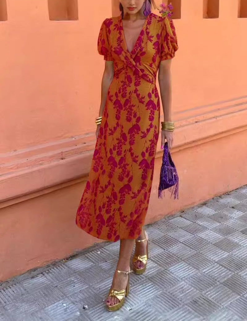 Kleid mit Schlitz und Blumenmuster