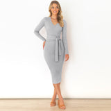 Schmales Kleid mit V-Ausschnitt